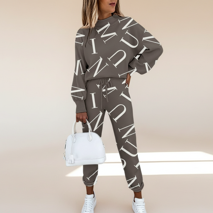 Modelo feminino usando conjunto casual de calças estampadas, ideal para um look descontraído de verão.