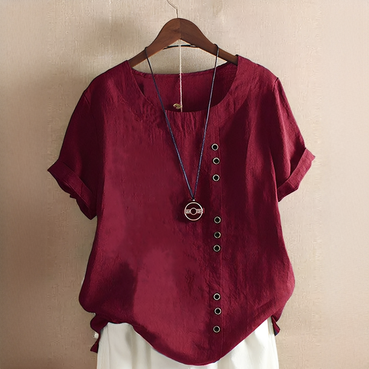 Blusa Noelle elegante com botões frontais e caimento solto. Camisa feminina ideal para dias quentes e moda.