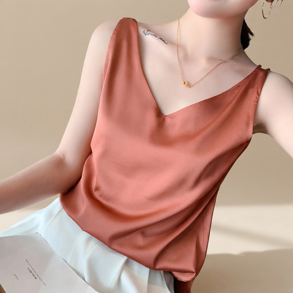 Top feminino elegante de verão com decote V, peça chave para um visual chique e casual.