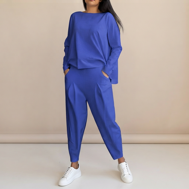 Coord set feminino: blusa gola redonda e calças soltas. Conjunto elegante e casual, tendência moda verão.