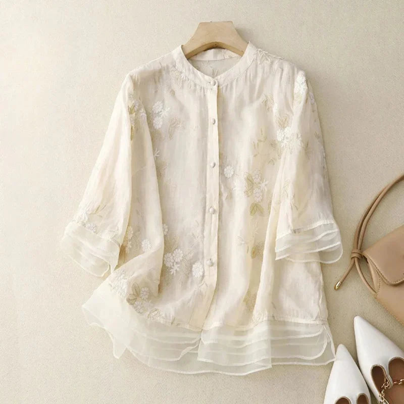 Blusa feminina bordada, perfeita para estilo versátil e confortável.