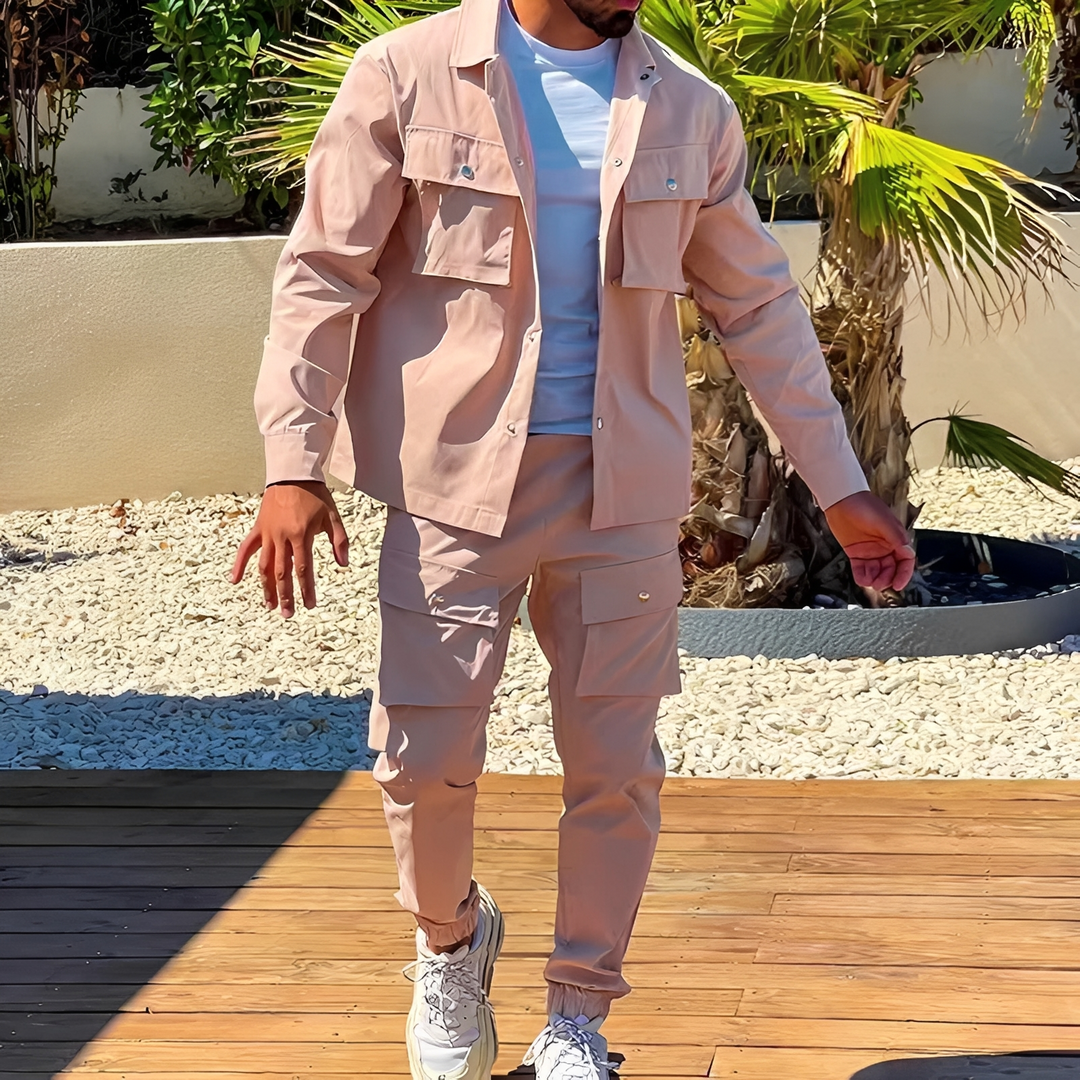 Look completo masculino streetwear confortável, conjunto cargo de verão com calça e camisa.