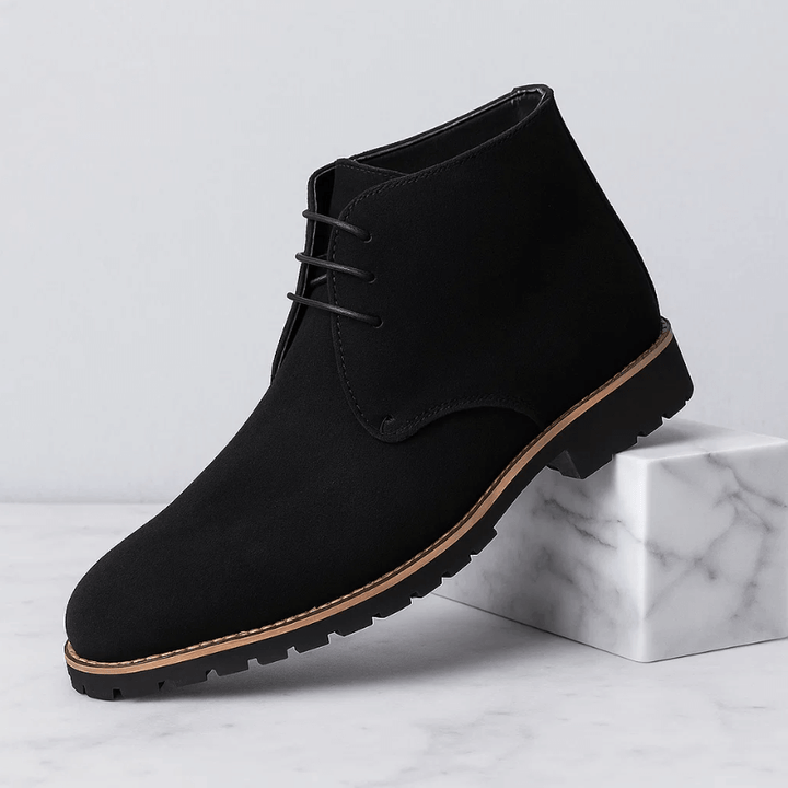 Botas masculinas resistentes com design elegante e sola robusta. Conforto e durabilidade para caminhadas e estilo urbano.
