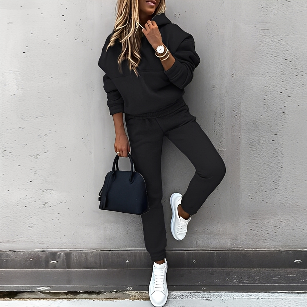 Moda feminina: conjunto de moletom com capuz e calça, um look completo de estilo e conforto casual.