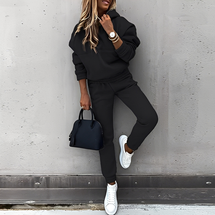 Moda feminina: conjunto de moletom com capuz e calça, um look completo de estilo e conforto casual.