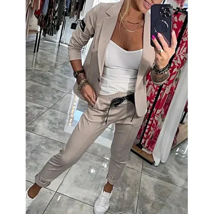 Conjunto feminino elegante com jaqueta aberta e calça jogger confortável. Estilo casual chique, moda versátil.