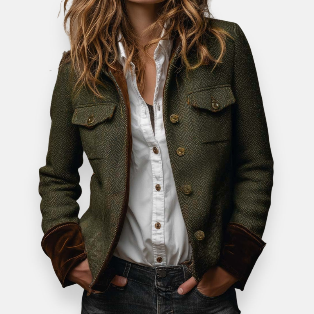 Casaco feminino Anais verde elegante, detalhes em veludo. Perfeito para outono/inverno e look social.