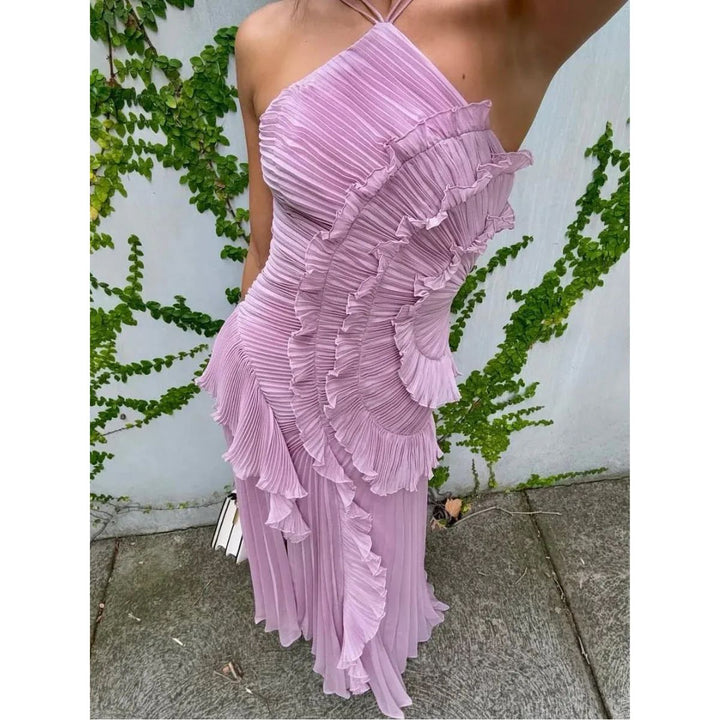 Vestido com babados e decote halter, ideal para festas e eventos formais femininos.