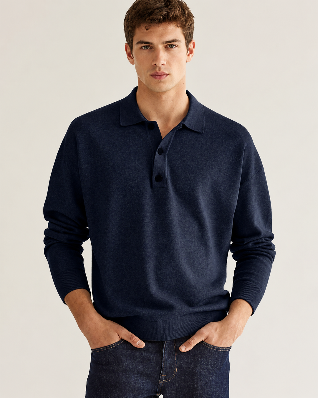 Camisa masculina casual com gola clássica. Roupa masculina de mangas longas, perfeita para o uso diário.