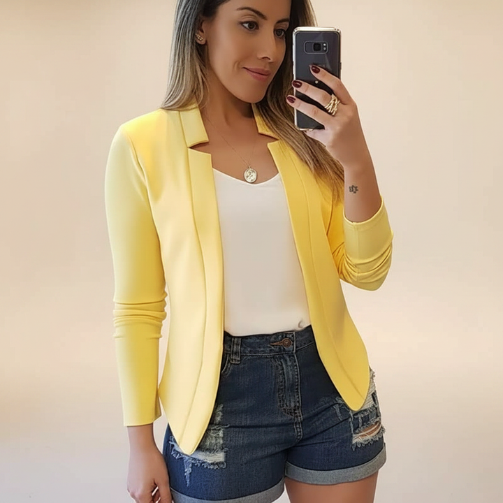 Blazer feminino elegante tamanhos grandes, oferecendo estilo e conforto. Casaco chique versátil para moda formal e casual.