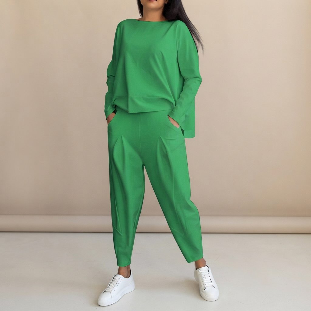 Conjunto feminino de verão com blusa gola redonda e calças soltas. Roupa confortável e elegante.