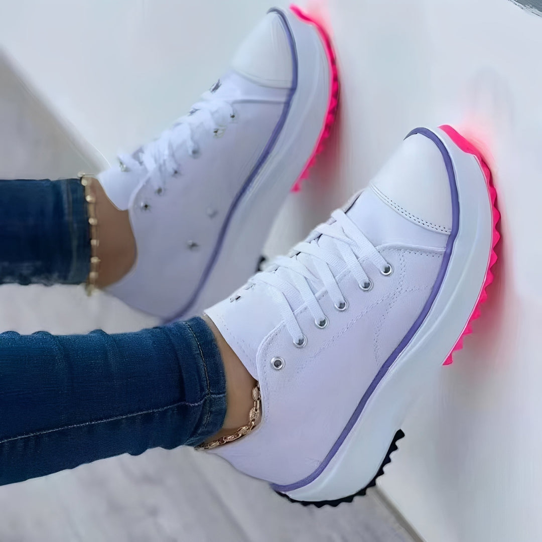 Tênis feminino elegante e moderno para o dia a dia, oferece conforto e estilo casual na primavera e verão.