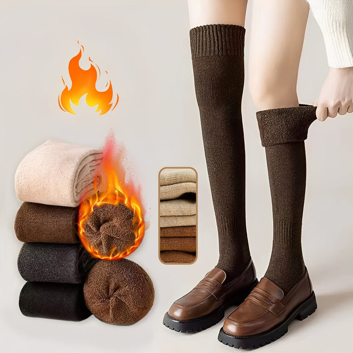 Detalhe das meias de inverno overknee femininas, macias e aconchegantes, ideais para looks estilosos.