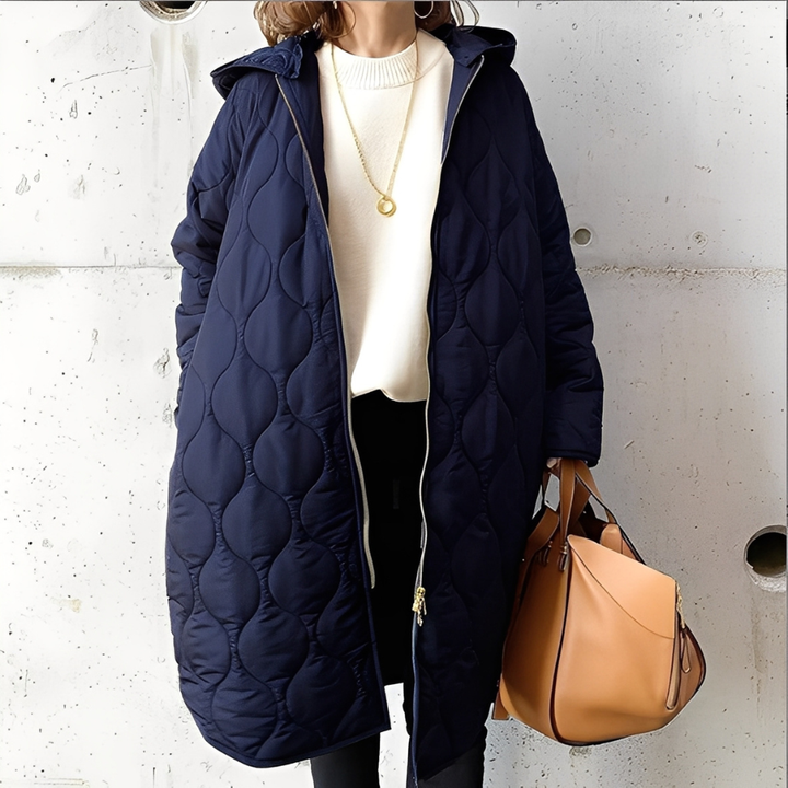 Mulher com casaco acolchoado feminino e capuz. Roupa elegante de inverno para conforto e moda diária.