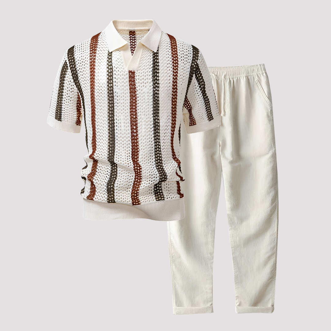 Conjunto masculino casual com polo listrada azul e calças bege para um estilo relaxado e confortável no verão.
