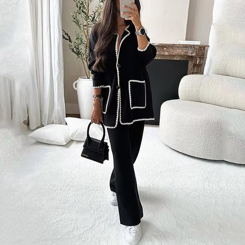 Mulher vestindo conjunto feminino casual de duas peças. Roupa versátil para moda e conforto.