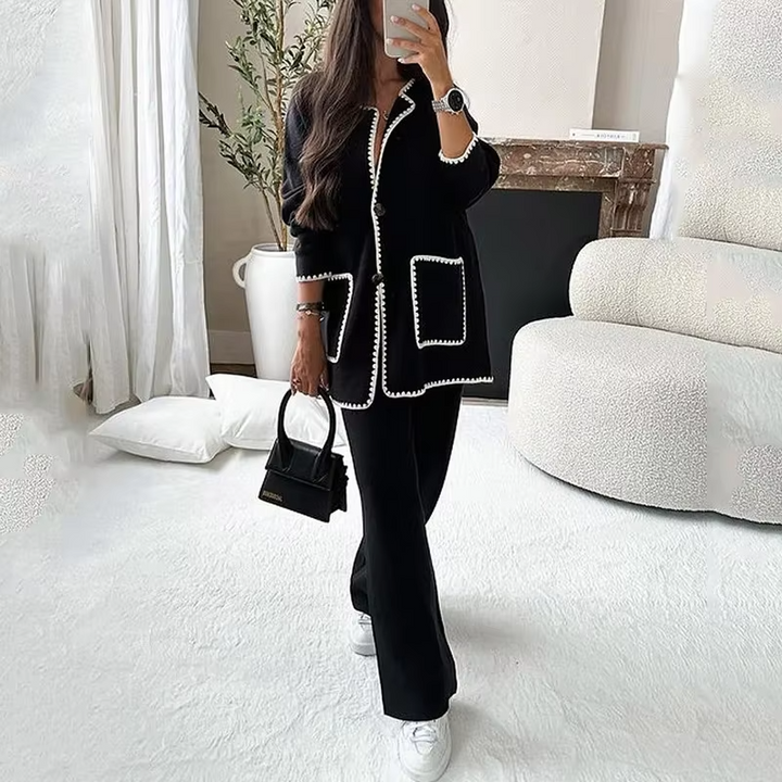 Mulher vestindo conjunto feminino casual de duas peças. Roupa versátil para moda e conforto.