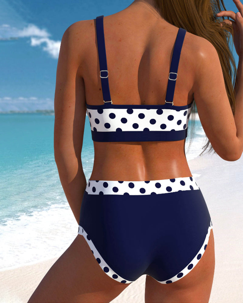 Biquíni de cintura alta feminino com estampa patchwork e bolinhas, estilo único para o verão.