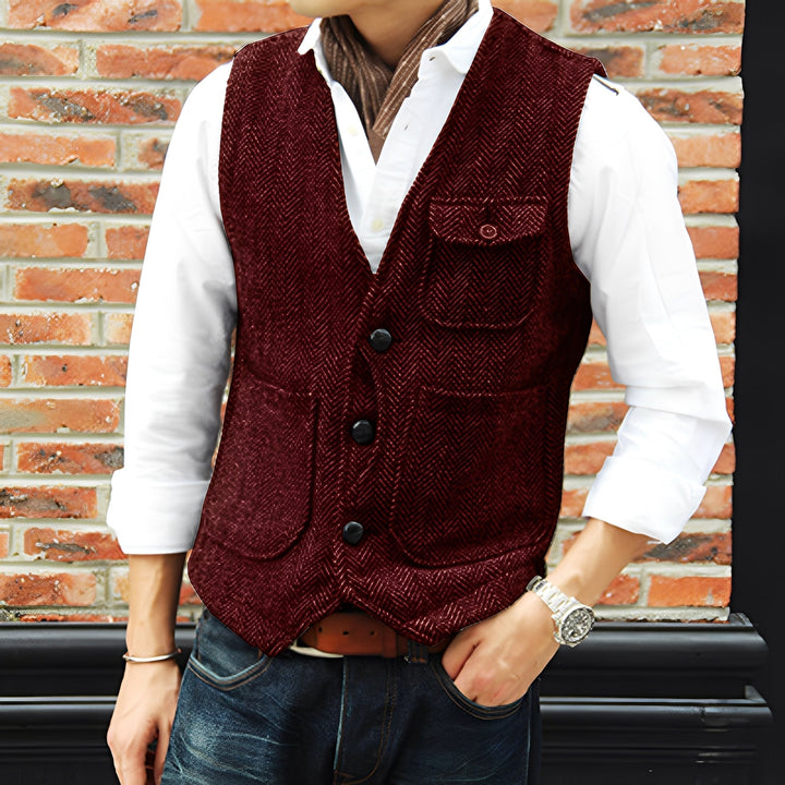 Modelo de colete masculino tweed, cor chumbo, com corte slim e bolsos, moda para o inverno.
