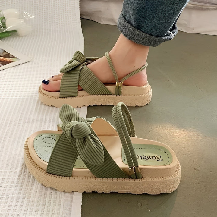 Modelo usando sandálias femininas Sammy, exibindo o conforto e estilo. Ideal para o verão, praia e moda.