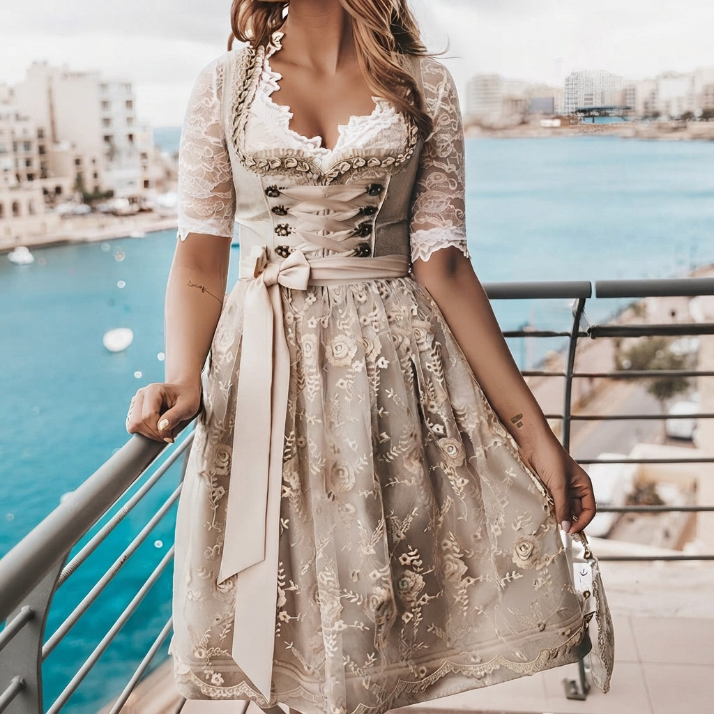Dirndl feminino bege elegante para Oktoberfest, vestido tradicional com detalhes clássicos.