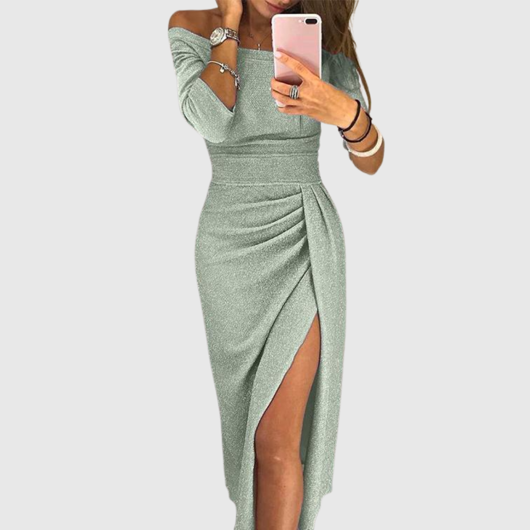 Detalhe do decote halter elegante em vestido maxi feminino, acentuando a silhueta, ideal para moda verão chic.