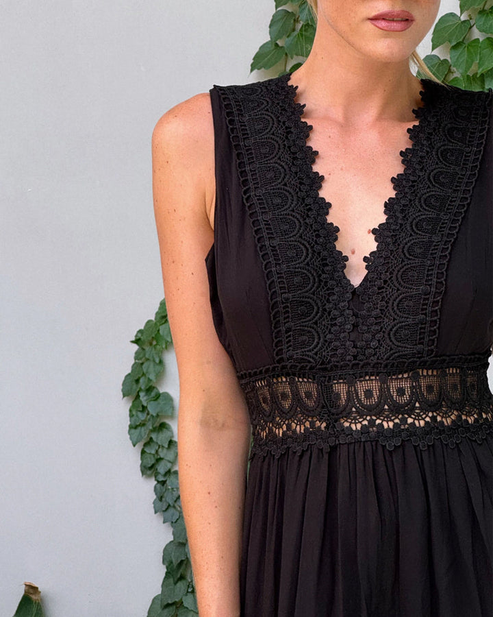 Vestido elegante feminino decote V, ideal para o verão. Moda casual e versátil em cores clássicas.