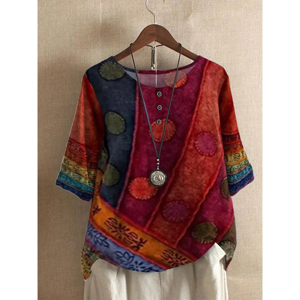 Blusa feminina boêmia Valarie, colorida patchwork solta, manga curta. Perfeita para um estilo casual de verão.