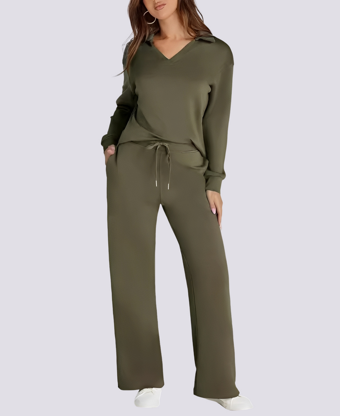 Confortável conjunto feminino casual com decote V e cós elástico. Roupa de primavera-verão ideal para relaxar e passear.