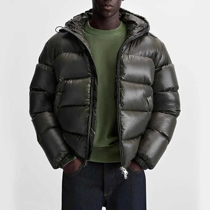 Casaco masculino acolchoado com capuz, ideal para inverno extremo. Proteção e estilo contra o frio.