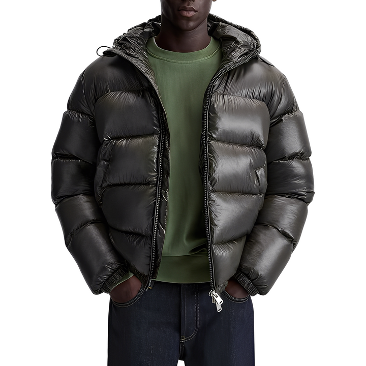 Jaqueta de inverno masculina elegante com capuz, ideal para proteção no frio e looks modernos. Conforto térmico.