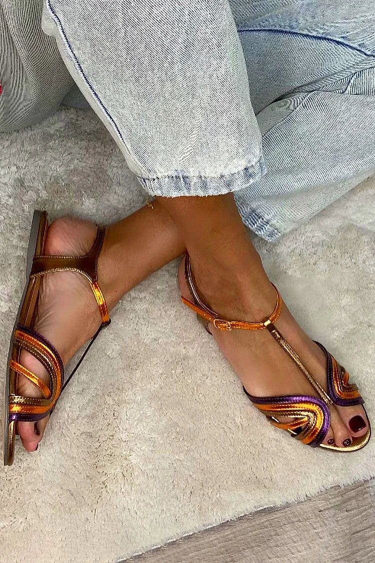 Sandálias douradas femininas de verão, com tira multicolorida e fivela. Sapatos de moda e estilo para mulher.