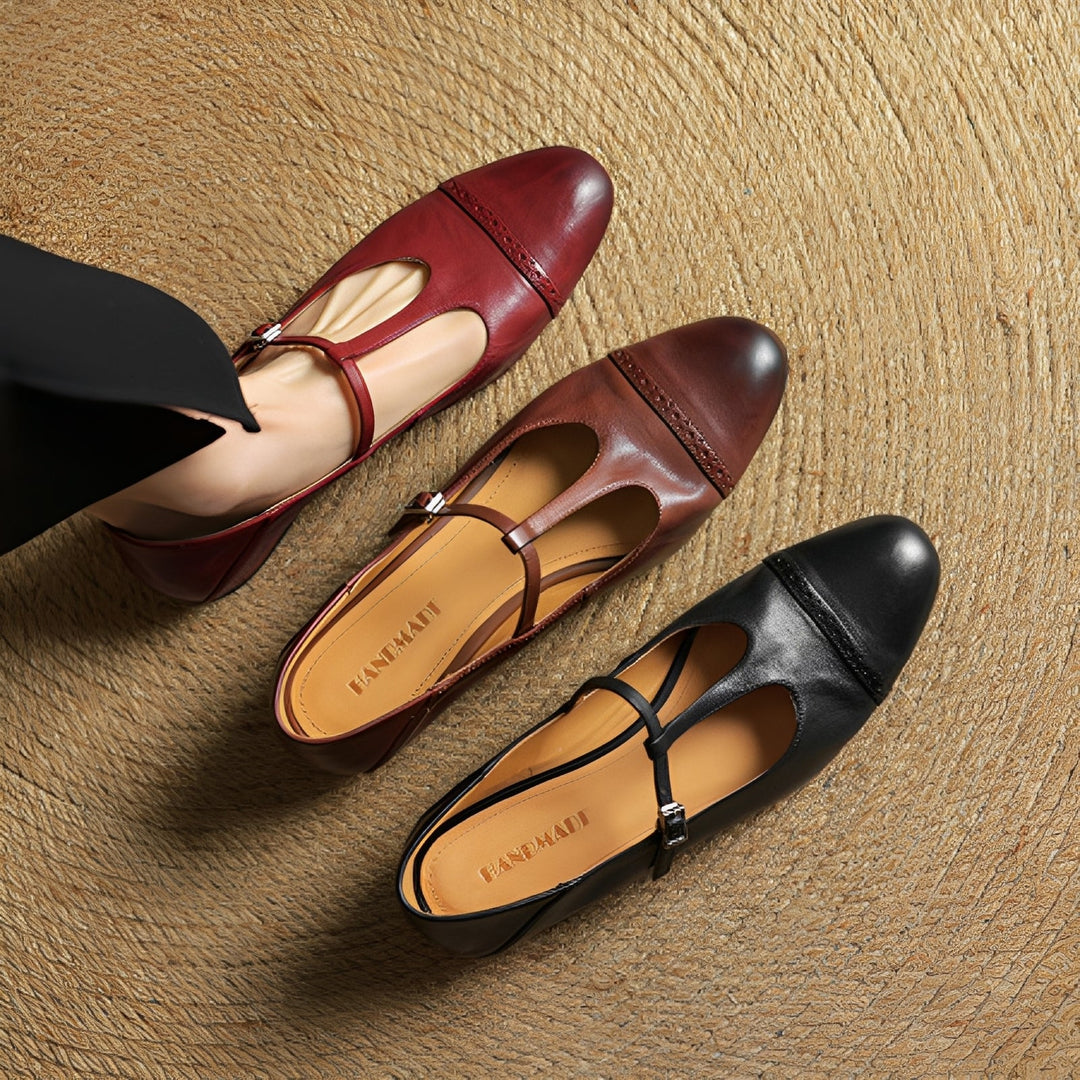 Sapatilhas femininas com fivela T Bella. Design elegante e confortável, um calçado versátil para todas as ocasiões.