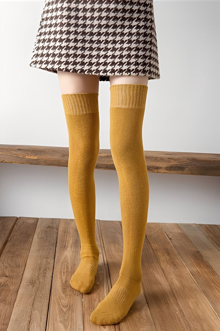 Meias altas femininas versáteis para inverno e outono, proporcionam calor e conforto, perfeitas para look casual.