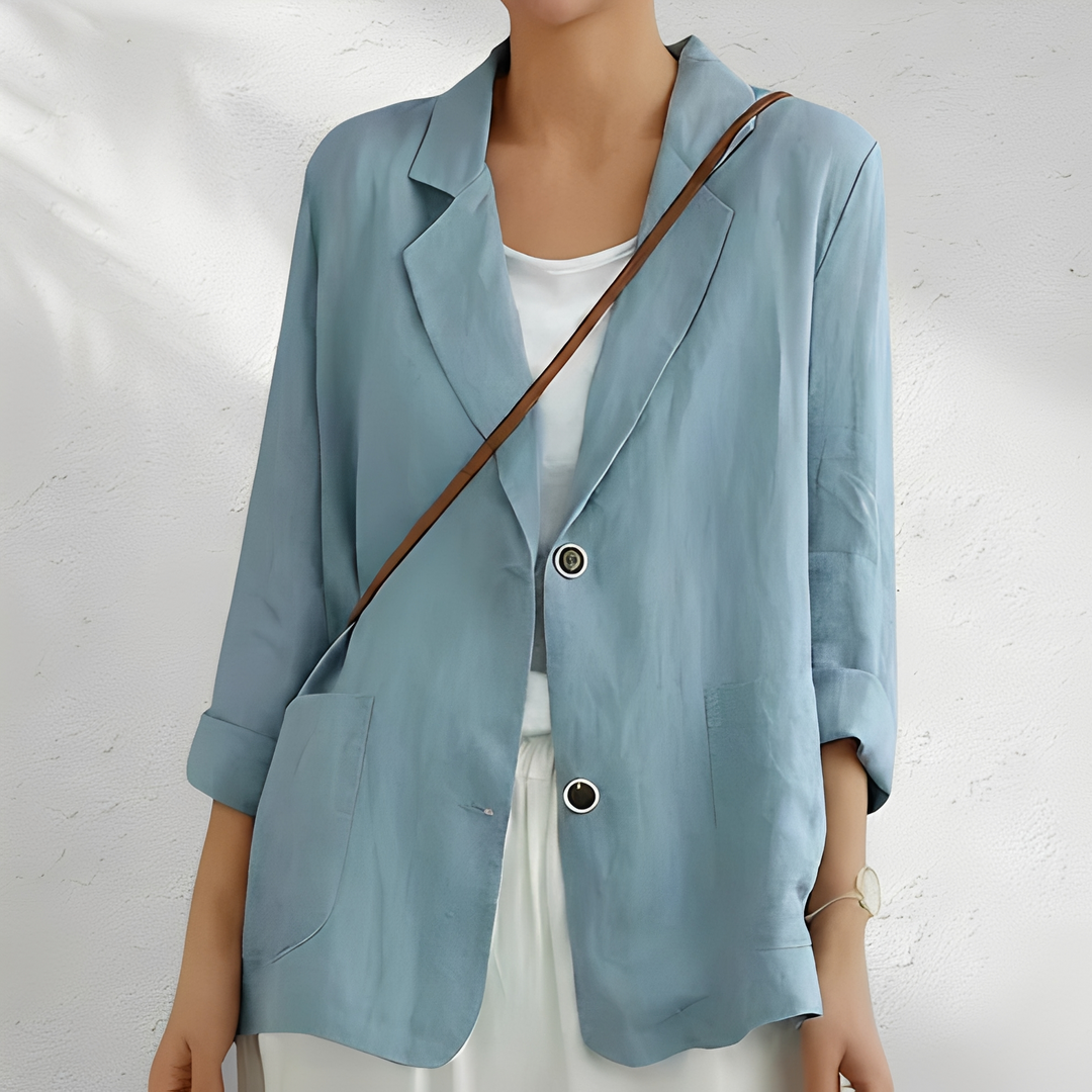 Blazer feminino Divinna para verão, peça chave de roupa leve para moda feminina e estilo descontraído elegante.