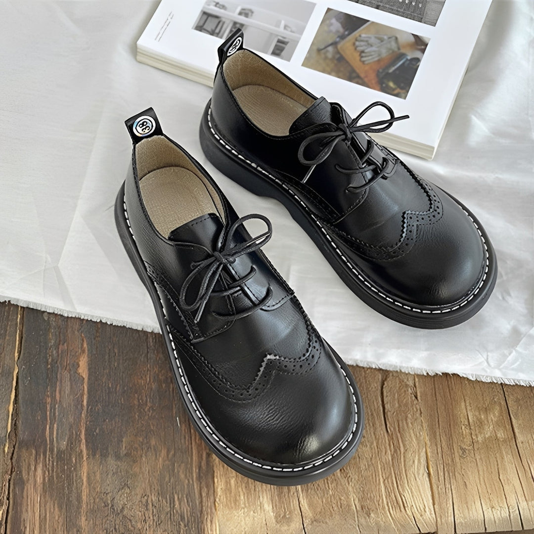 Sapatos Oxford femininos elegantes, com design clássico e atemporal, perfeitos para um visual sofisticado.