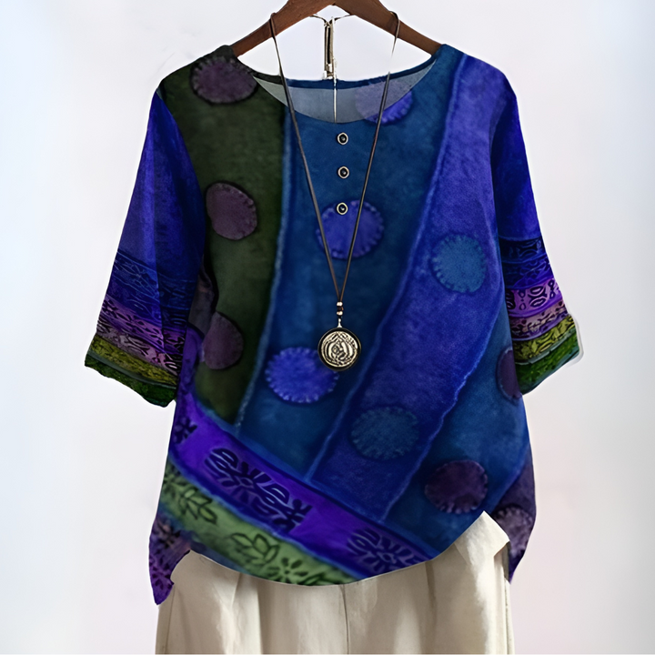 Blusa feminina estilo boho com decote de nó. Estampa artística e cores vibrantes. Look casual de verão.