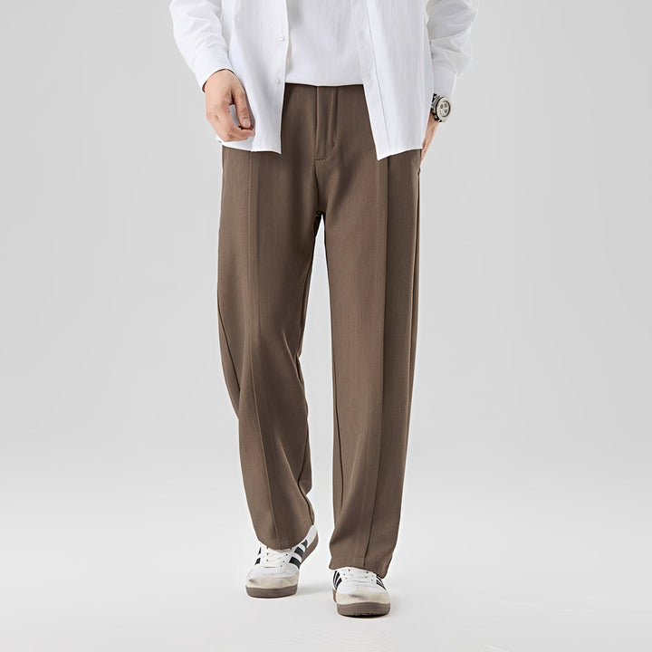 Calça masculina Preston, estilo fluido, perfeita para casual inteligente ou roupa social. Conforto e elegância.