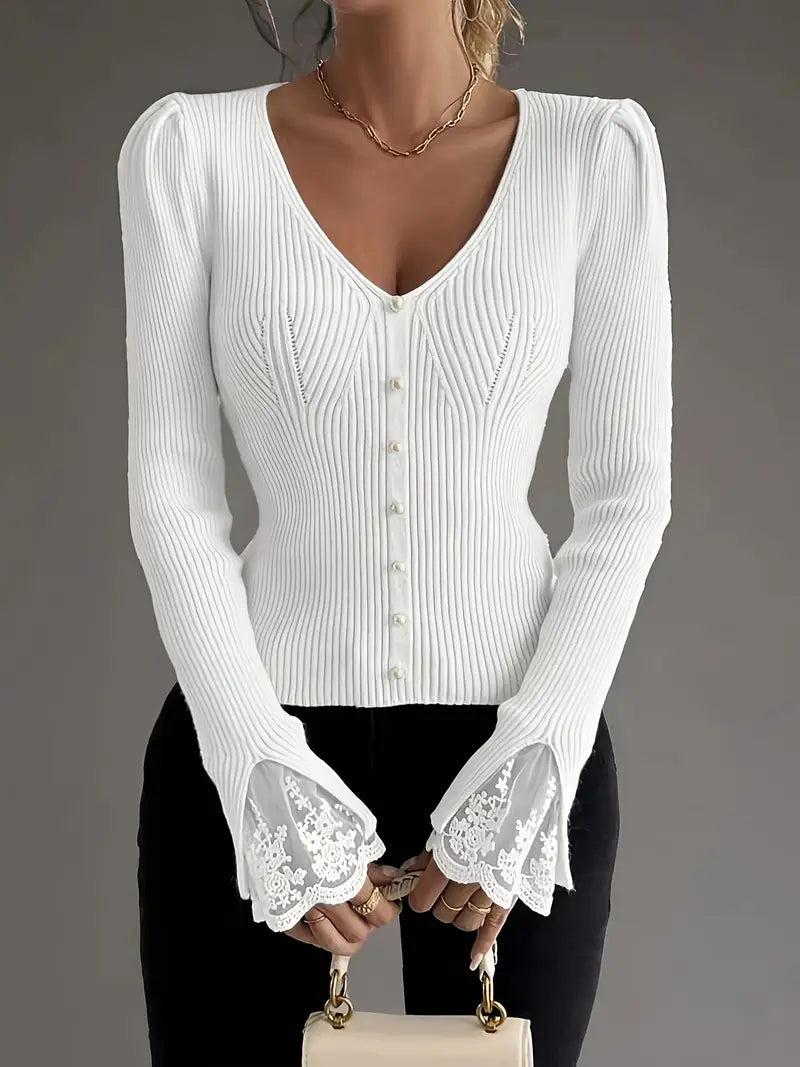 Camisola feminina canelada com decote V e renda. Conforto e estilo para moda outono/inverno. Peça versátil.