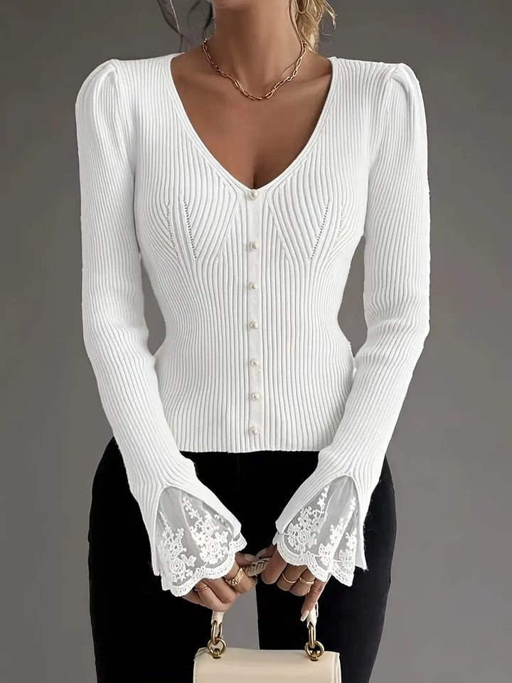 Camisola feminina canelada com decote V e renda. Conforto e estilo para moda outono/inverno. Peça versátil.