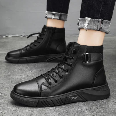 Botas de couro masculinas pretas, robustas para trabalho e aventura, com cadarços fortes.