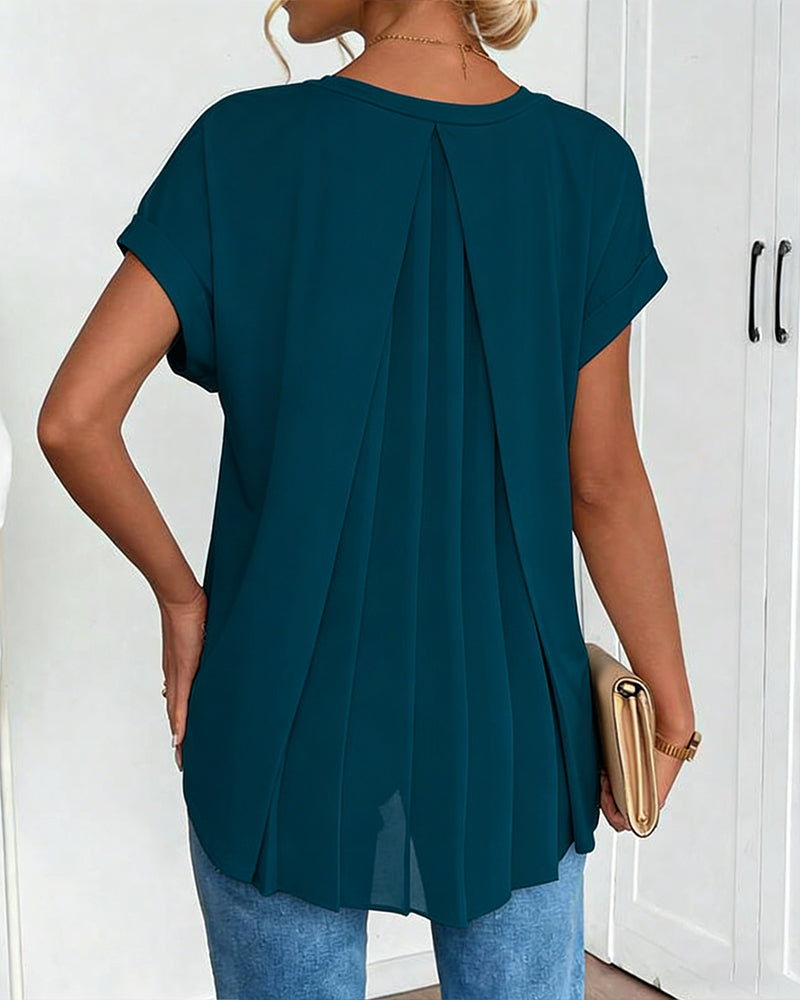Camiseta feminina decote V, manga curta, para um estilo despojado.