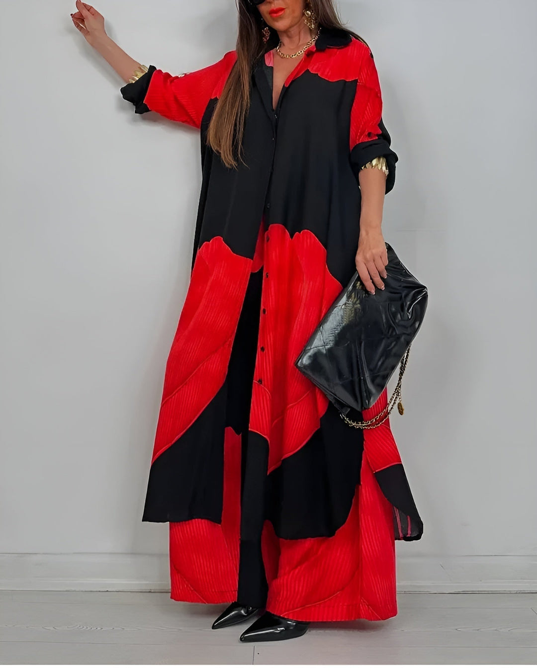 Blusa feminina e calça pantalona estampada formam um conjunto elegante e confortável para o estilo verão.