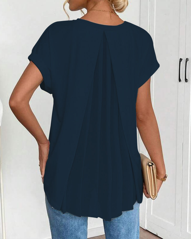 Camiseta feminina com decote V clássico, manga curta, estilo fácil.