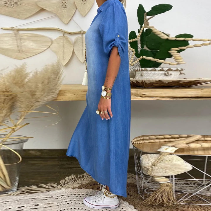Mulher vestindo vestido longo casual com fenda lateral. Peça feminina confortável para um estilo descontraído.