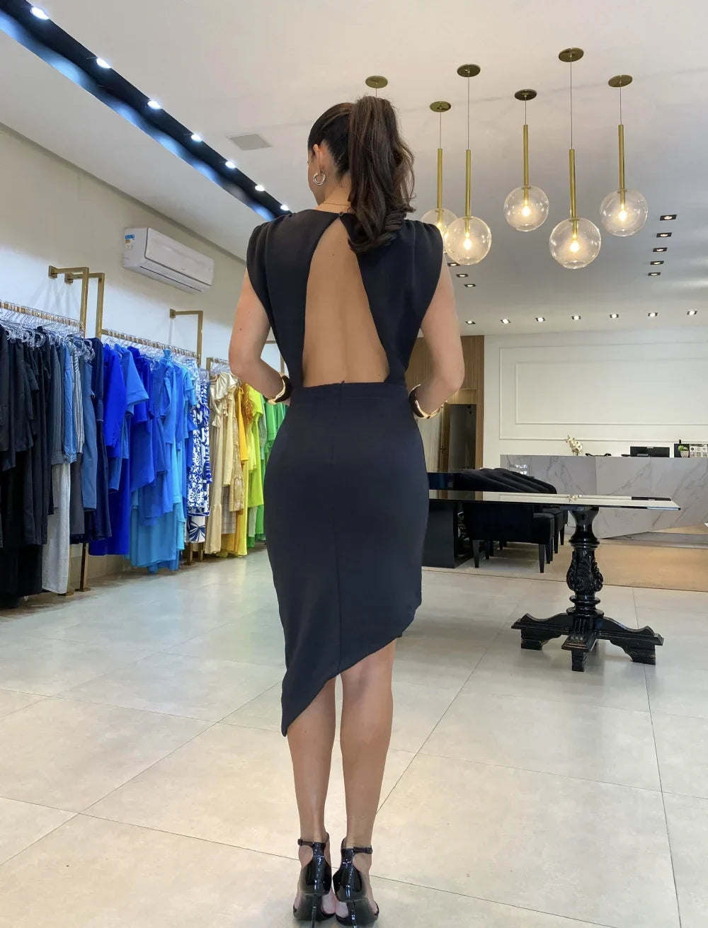 Vestido feminino ajustado e moderno para festa, com fenda elegante, ideal para roupa de ocasião especial.