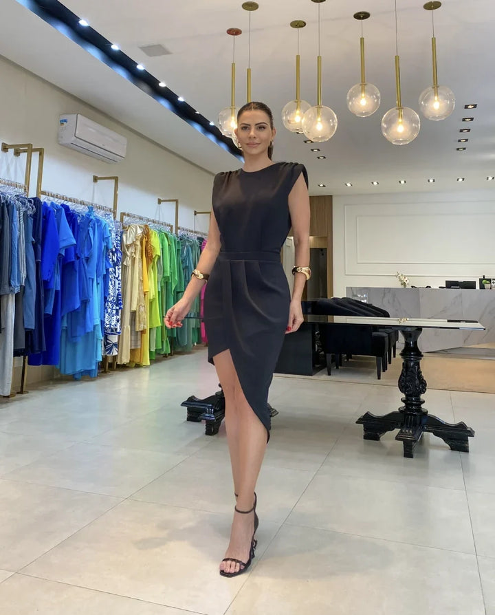 Vestido feminino casual elegante com fenda assimétrica, perfeito para festa e ocasiões especiais.