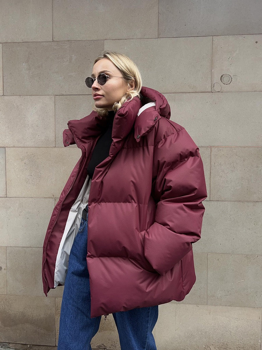 Jaqueta de inverno feminina acolchoada vista de costas, com capuz, roupa de frio.