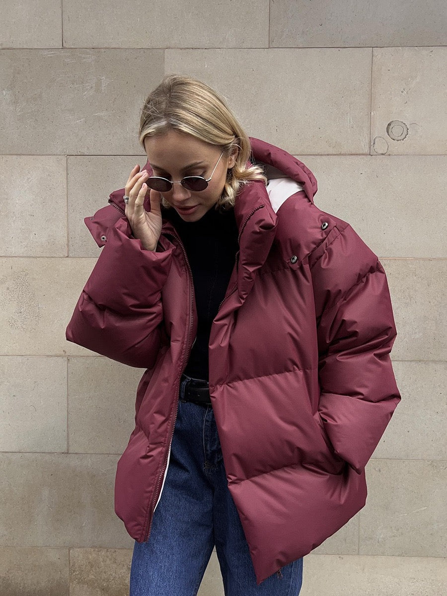 Casaco acolchoado feminino com capuz, essencial para o inverno, quente e estiloso.