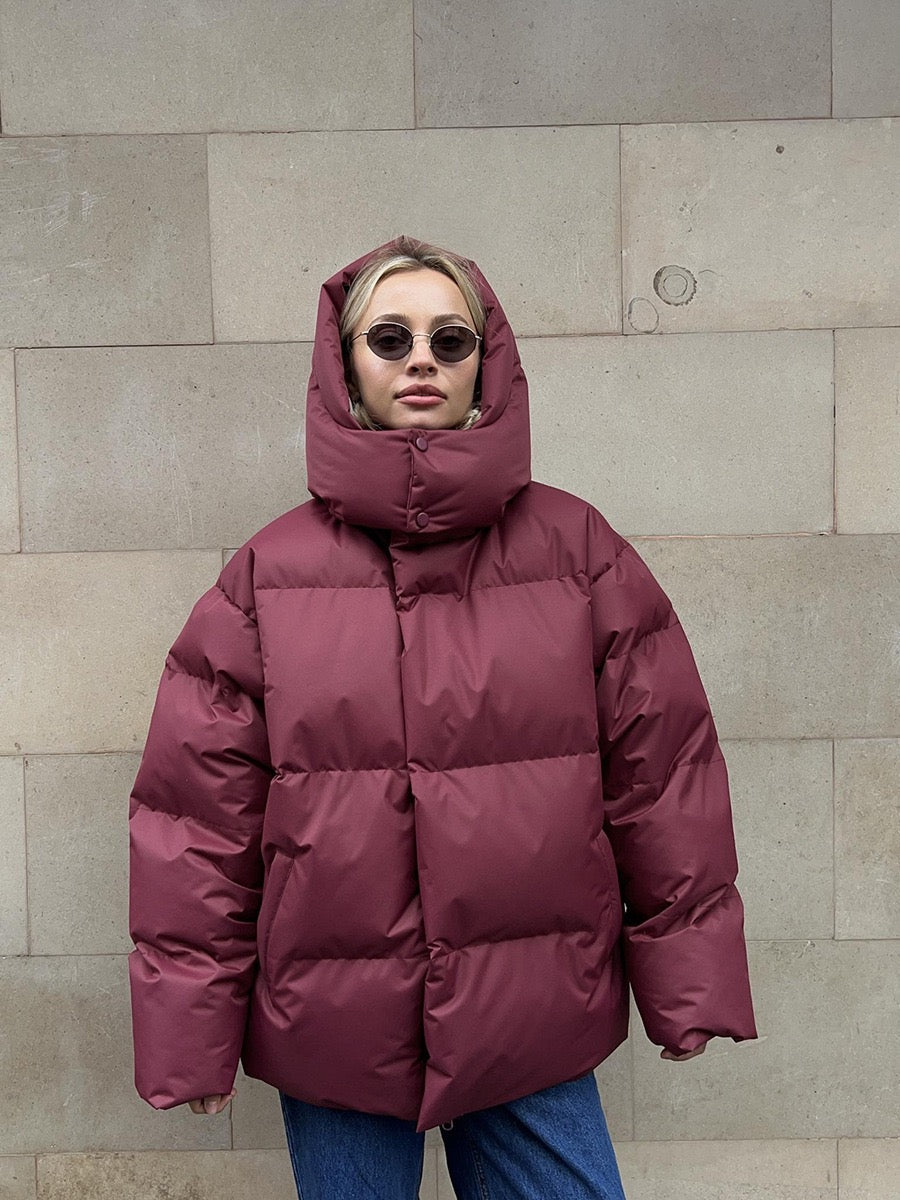 Jaqueta feminina acolchoada com capuz, cor neutra, para inverno. Estilo e conforto.